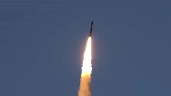 RS-24 Yars là hệ thống tên lửa chiến lược khai hỏa từ bệ phóng di động hoặc từ hầm ngầm với đa đầu đạn phân hướng (MIRV).