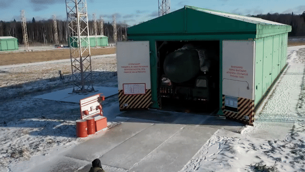 RS-24 Yars có thể mang nhiều đầu đạn hạt nhân với đương lượng nổ lên tới 300 kilotons mỗi đầu đạn, đủ sức phá hủy cả một thành phố lớn.