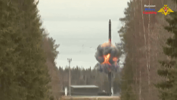 RS-24 Yars có chiều dài 20,9 m, đường kính 2 m, trọng lượng phóng lên tới 49 tấn.