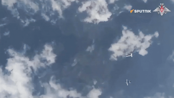 Ngoài ra, thiết bị còn có các cánh nhỏ và một cặp thiết bị giữ ổn định lắp vào một tấm kim loại dài gắn với quả bom, cho phép nó điều chỉnh hướng bay khi tiếp cận mục tiêu.