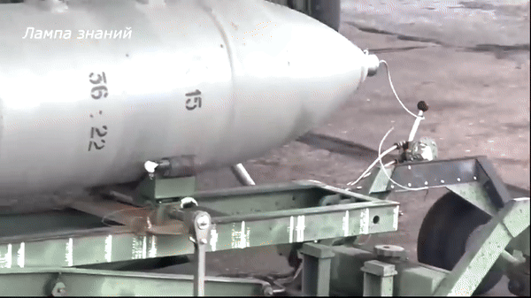 Cảnh quả bom đang được đưa vào vị trí treo dưới cánh máy bay