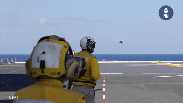 Tàu chiến này có chiều dài 248 m, rộng 38 m, mớn nước 7,5 m, lượng choán nước đầy tải 27.000 tấn.