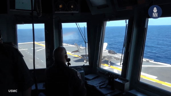 Giới chức Tokyo tiết lộ, tàu có thể mang các trực thăng tác chiến chống ngầm SH-60K Seahawk và trực thăng MCH-101 rà phá thủy lôi cải tiến, cũng như các dòng trực thăng khác.