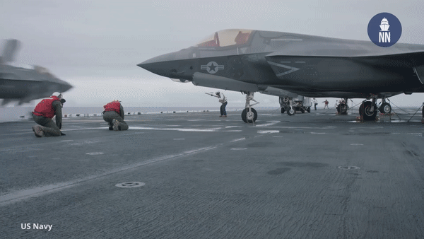 Tàu được lắp 2 hệ thống phòng thủ tầm cực gần Mk15 Phalanx 20 mm, 2 cụm phóng tên lửa phòng không SeaRam để tự vệ.