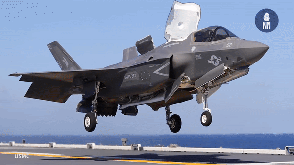 Con tàu thuộc lớp Izumo được xếp vào nhóm khu trục hạm chở trực thăng theo phân loại của Nhật Bản. Tuy vậy giới quan sát cho rằng, đây thực ra là tàu đổ bộ tấn công mang trực thăng.