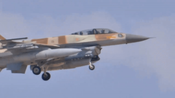 Trang Avia đưa tin, một chiếc tiêm kích F-16I Sufa của không quân Israel trong lúc tác chiến đã tấn công nhầm vào đồng đội.