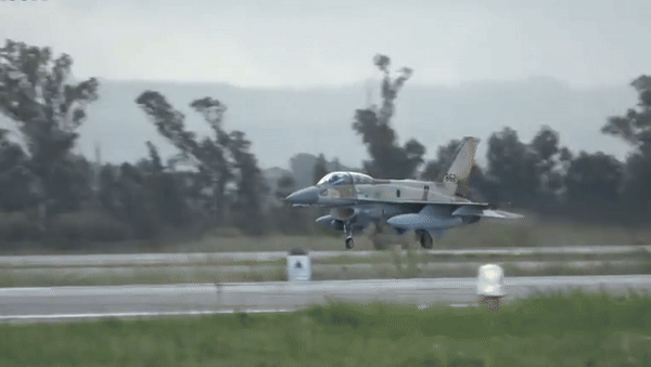 Bên cạnh đó, động cơ F100-PW-229 đặc trưng của F-16C/D Block 52 có độ tin cậy rất cao và hệ thống chỉ thị mục tiêu tích hợp trên mũ phi công cho khả năng không chiến cực mạnh ở cả tầm xa lẫn tầm gần.