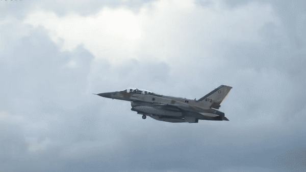 Máy bay được trang bị radar khẩu độ tổng hợp AN/APG-68(V5) có chế độ tự động phát hiện và theo dõi mục tiêu, tầm trinh sát tối đa lên tới 296 km đối với phi cơ cỡ lớn và khoảng 85 km đối với tiêm kích hạng nhẹ.