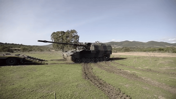 Khi hệ thống đã nạp đạn pháo, pháo thủ nạp đạn chỉ có 5 giây để nạp liều phóng vào khóa nòng pháo trước khi nó đóng lại.