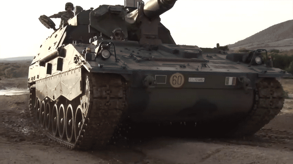 Trên tháp pháo có một radar mảng pha có nhiệm vụ đo sơ tốc đầu nòng của mỗi viên đạn pháo được bắn đi.