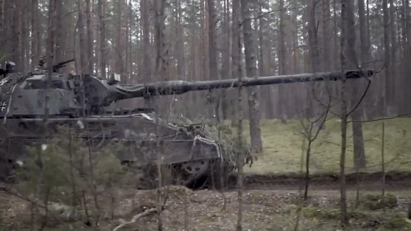 Vũ khí phụ của PzH 2000 là một khẩu súng máy MG3 7,62mm gắn trên tháp pháo, sử dụng bởi trưởng xe.