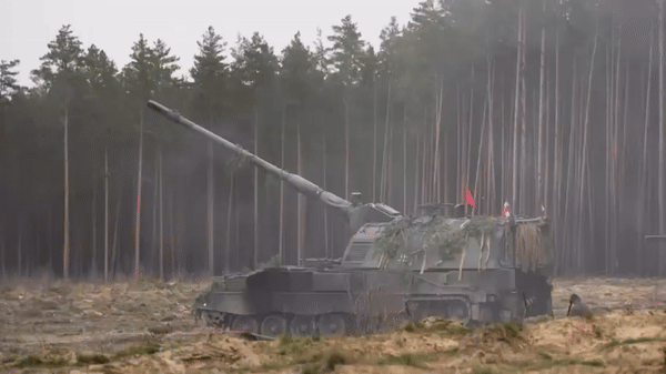 PzH 2000 (tên đầy đủ Panzerhaubitze 2000) được sản xuất bởi Tập đoàn Krauss-Maffei Wegmann (KMW) cùng nhà thầu phụ Rheinmetall Landsysteme.