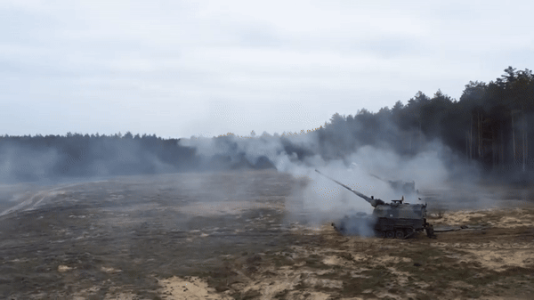 PzH 2000 mang theo 60 viên đạn pháo có tầm bắn tối đa 30km đối với loại đạn pháo nổ mảnh thường và 40km với loại đạn pháo tăng tầm.