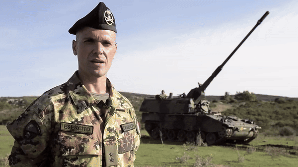 Người Đức luôn xuất sắc trong chế tạo nòng pháo nhưng thường phải gặp vấn đề trong việc nạp đạn pháo, điều này chỉ được giải quyết triệt để khi pháo tự hành PzH 2000 ra đời.