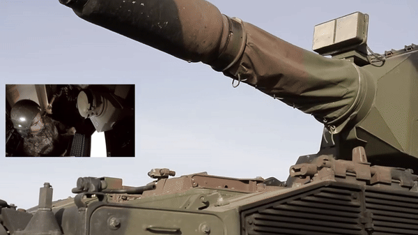 Thông số nhắm bắn có thể được cung cấp tự động thông qua tín hiệu radio mã hóa từ bộ phận chỉnh bắn.