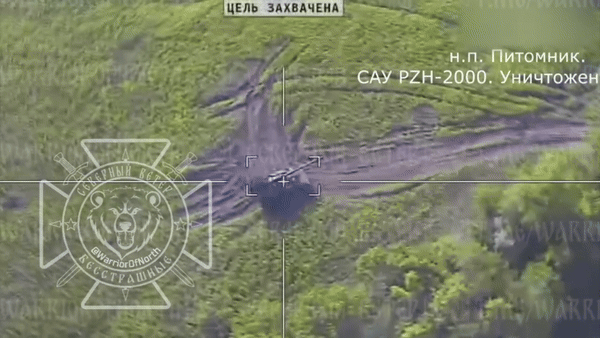 UAV Lancet nhanh chóng khóa mục tiêu và lao xuống phá hủy tổ hợp pháo tự hành này.