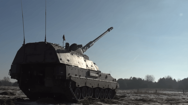 Ukraine được cho là đã tiếp nhận ít nhất 28 tổ hợp pháo tự hành PzH 2000, trong đó hai tổ hợp đã bị UAV tự sát Lancet tập kích và 10 tổ hợp khác hỏng hóc.