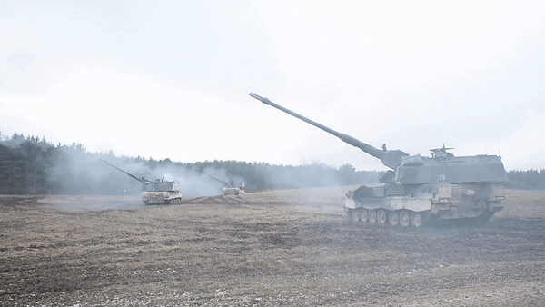 PzH 2000 có thể di chuyển tới vị trí khai hỏa mới trước khi những viên đạn pháo vừa bắn chạm mục tiêu.