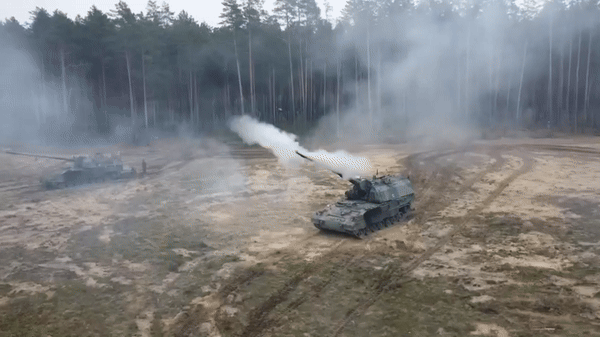 Nòng pháo được gắn loa giảm giật và bộ phận thoát vỏ đạn. Việc xoay tháp pháo và nhắm bắn mục tiêu đều dựa trên cơ chế điện tử vốn an toàn và đáng tin cậy hơn dùng thành phần thủy lực.