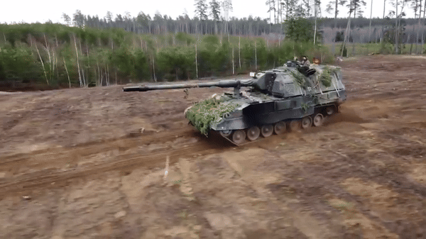 Nói một cách đơn giản, pháo tự hành PzH 2000 khi bắn theo đội hình nhóm sẽ tạo ra mật độ hỏa lực cực cao giống như pháo phản lực, nhưng điểm nội trội là độ chính xác.