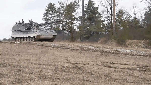 Hệ thống nạp đạn tự động giúp cho pháo có tốc độ bắn rất tốt – 3 viên trong 8,4 giây, 12 viên trong 59,74 giây và 20 viên liên tục trong vòng 1 phút 47 giây.