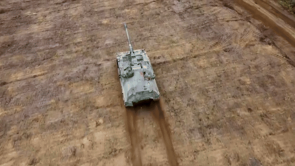 Một tiều đoàn 24 khẩu PzH 2000 có thể bắn 120 viên đạn pháo trong 60 giây, nhanh gấp 3 lần các thế hệ pháo Đức đời cũ.