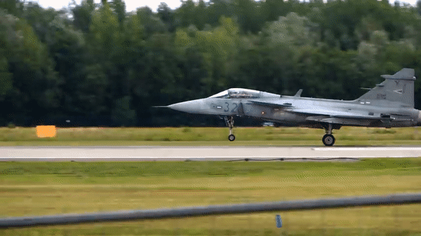 Thụy Điển có hơn 90 máy bay phản lực JAS 39 Gripen do tập đoàn quốc phòng Saab của nước này sản xuất.