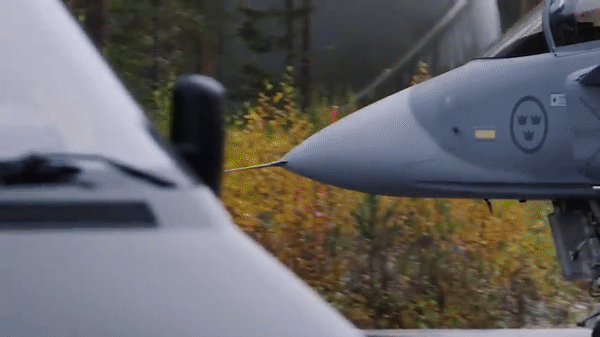 Khi cận chiến, Saab JAS 39 Gripen sử dụng súng máy 27mm Mauser BK 27.