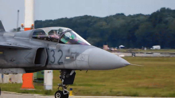 JAS-39 Gripen được biết tới với hiệu suất chiến đấu tốt, khả năng cơ động cao và độ bền bỉ khi hoạt động.