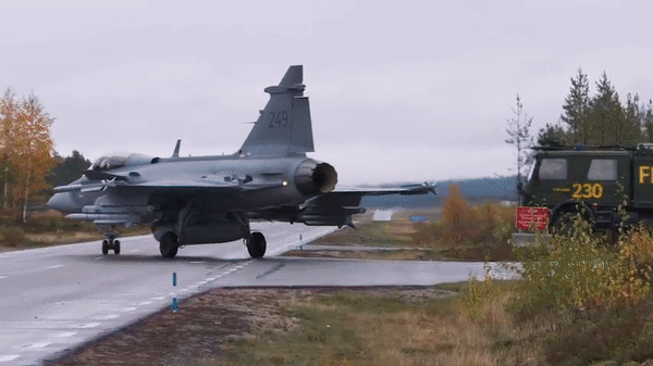 Saab phát triển tiêm kích JAS 39 Gripen để chúng có thể đảm đương nhiệm vụ của máy bay chiến đấu và trinh sát.
