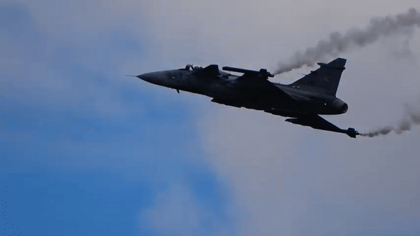 Thụy Điển chưa đưa ra quyết định chính thức về việc tặng Gripen cho Kiev, nhưng vào tháng 9/2023, các phi công Ukraine đã hoàn thành khóa huấn luyện ban đầu để vận hành Gripen.