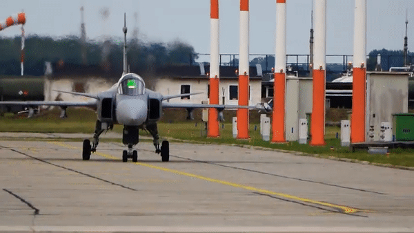 Động cơ phản lực Volvo Flygmotor RM12 cực mạnh giúp Saab JAS 39 Gripen có thể đạt tốc độ tối đa 2.450 km/h, tầm hoạt động 3.250 km và trần bay 16 km.