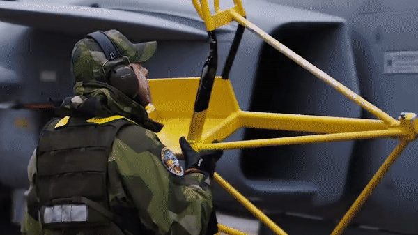Để chiến đấu, JAS-39 có thể mang theo nhiều loại vũ khí khác nhau, từ pháo, tên lửa, rocket và bom.
