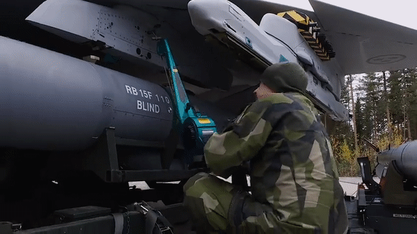 Thiết kế đặc biệt giúp Saab JAS 39 Gripen có thể vừa bay gần như thẳng đứng (tạo góc 70-80 độ) vừa tấn công mục tiêu.