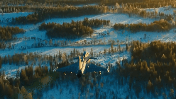 Máy bay cũng được trang bị bộ tác chiến điện tử tích hợp, cung cấp khả năng phòng thủ mạnh mẽ chống lại nhiều mối đe dọa khác nhau.