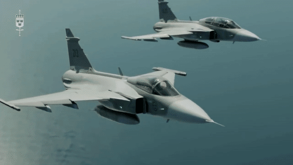 Động cơ này cung cấp lực đẩy tối đa 22.000 pound, cho phép máy bay đạt tốc độ tối đa Mach 2.