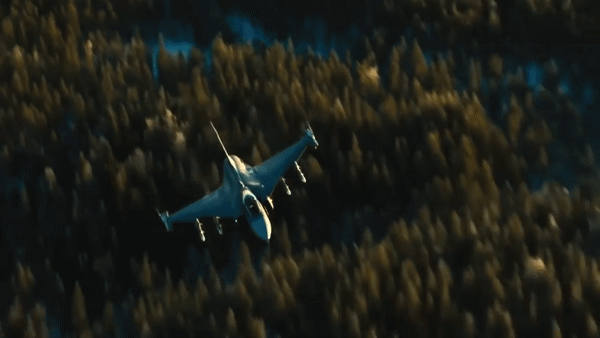 Gripen-E/F có các đặc điểm kỹ thuật tiên tiến, bao gồm hệ thống điều khiển fly-by-wire kỹ thuật số, giúp tăng cường khả năng cơ động và độ ổn định.