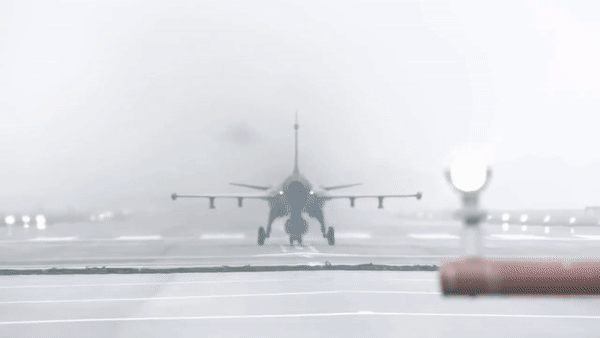 Máy bay cũng có khả năng tiếp nhiên liệu trên không, giúp tăng cường thêm tầm hoạt động và sức bền cho các nhiệm vụ kéo dài.