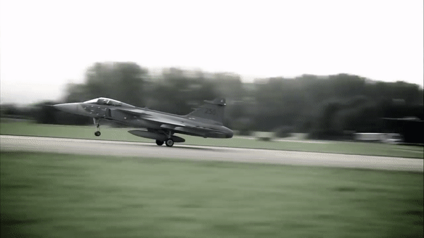 Tầm hoạt động của Gripen-E/F là khoảng 1.500 km với nhiên liệu bên trong, có thể được mở rộng bằng cách sử dụng các thùng nhiên liệu thả bên ngoài.