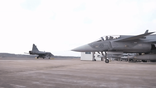 Bộ thiết bị điện tử hàng không của Gripen-E được đánh giá là rất hiện đại, góp phần nâng cao nhận thức tình huống và hiệu quả chiến đấu.