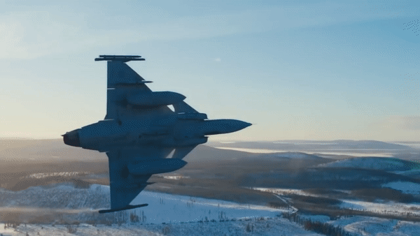 Không quân Hoàng gia Thái Lan (RTAF) đang vận hành máy bay Gripen-C/D, vì thế mua phiên bản Gripen-E/F sẽ mang đến những tiến bộ đáng kể về khả năng tương thích cơ sở hạ tầng.