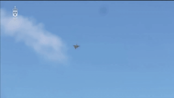 Buồng lái được thiết kế với giao diện trực quan với các màn hình LCD lớn để hiện thị thông tin.