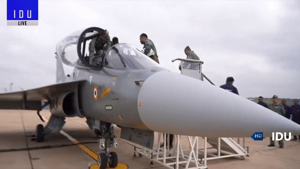 Ban đầu tiêm kích Tejas được lên kế hoạch bàn giao cho không quân Ấn Độ vào tháng 3/2024, tuy nhiên vì nhiều lý do nên việc biên chế được dời lại sang tháng 7 tới.