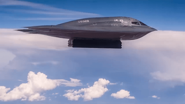 Bom GBU-57 nặng khoảng 12 tấn, chỉ có thể được mang bằng máy bay B-2. Mỗi máy bay ném bom tàng hình có thể mang theo hai quả cùng một lúc.