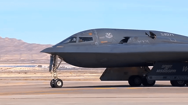 Điều này trực tiếp làm nổi bật khả năng đặc biệt của oanh tạc cơ tàng hình B-2 trong việc thực hiện các cuộc tấn công xuyên phá độc đáo, đặc biệt là khi mang bom GBU-57.