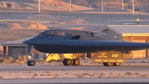 Mô tả của Lầu Năm Góc về đòn tấn công từ máy bay B-2 vào các mục tiêu rất quan trọng của Houthi như sau: “Các địa điểm vừa bị tấn công được xây dựng kiên cố sâu dưới lòng đất để cất giữ vũ khí, điều này cho thấy Mỹ có thể nhắm mục tiêu vào các cơ sở quan trọng của đối phương dù ở bất cứ đâu và có kiên cố như thế nào đi nữa”.