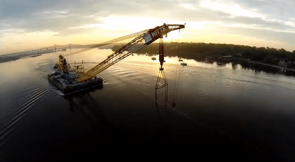 Howard Hughes tuyên bố đầu tư hàng triệu USD đóng tàu Hughes Glomar Explorer để thám hiểm đáy biển, nhưng thương vụ thực chất là bình phong cho Dự án Azorian.