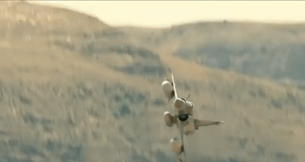 Mirage 2000 có chiều dài 14,36m, sải cánh 9,13m, cao 5,2m và có trọng lượng cất cánh tối đa 17 tấn.