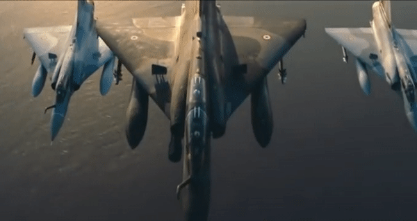 Tầm bay của chiến đấu cơ Mirage-2000 là 1.450km, trần bay 18.000m, vận tốc leo cao 285 m/giây.