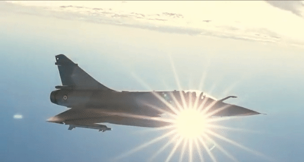 Sử dụng khái niệm máy bay đánh chặn cánh tam giác từ chiếc Mirage III, Dassault đã đưa ra một thiết kế mới vẫn sử dụng kiểu cánh này trong phiên bản Mirage-2000.